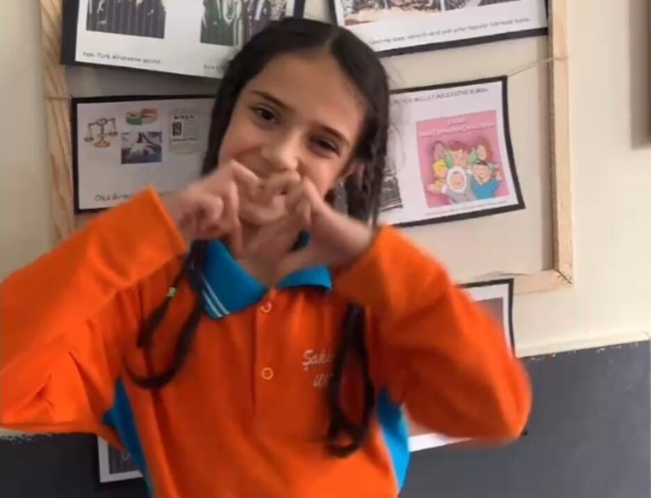 İnegöl’daki Şakir Lakşe İlkokulu'nun 3/D sınıfı, Öğretmenler Günü’nü işaret diliyle