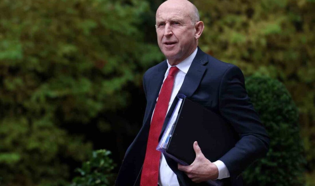 İngiltere Savunma Bakanı John Healey, Rus Yantar gemisinin İngiliz sularında