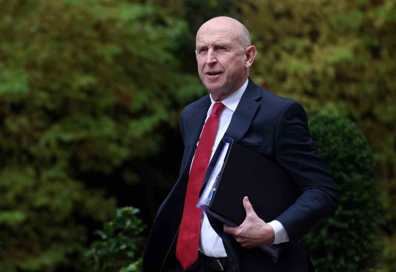 İngiltere Savunma Bakanı John Healey, Rus Yantar gemisinin İngiliz sularında