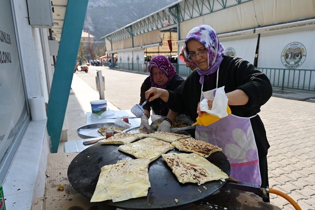 Eskişehir İnönü Belediye Başkanı Serhat Hamamcı, Belediye Hizmet Çarşısı'ndaki gözleme