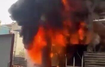 Kocaeli'nin İzmit ilçesinde bir inşaat alanındaki işçi konteyneri yangın nedeniyle