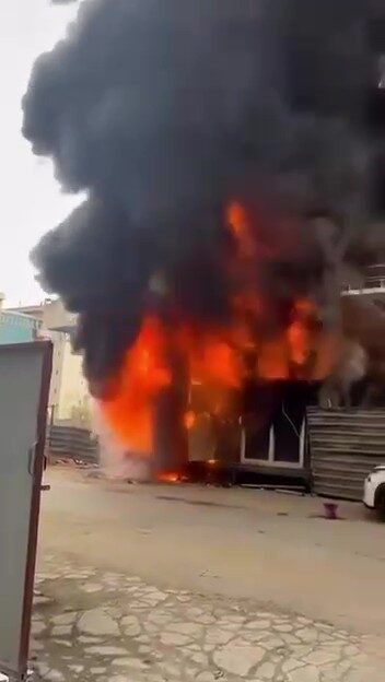 Kocaeli'nin İzmit ilçesinde bir inşaat alanındaki işçi konteyneri yangın nedeniyle