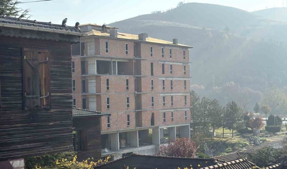 Karabük'teki bir inşaatta, 6 kat yüksekliğindeki çatıda işçilerin güvenlik önlemi