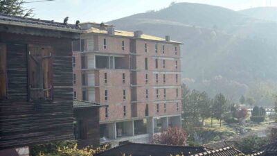 Karabük'teki bir inşaatta, 6 kat yüksekliğindeki çatıda işçilerin güvenlik önlemi