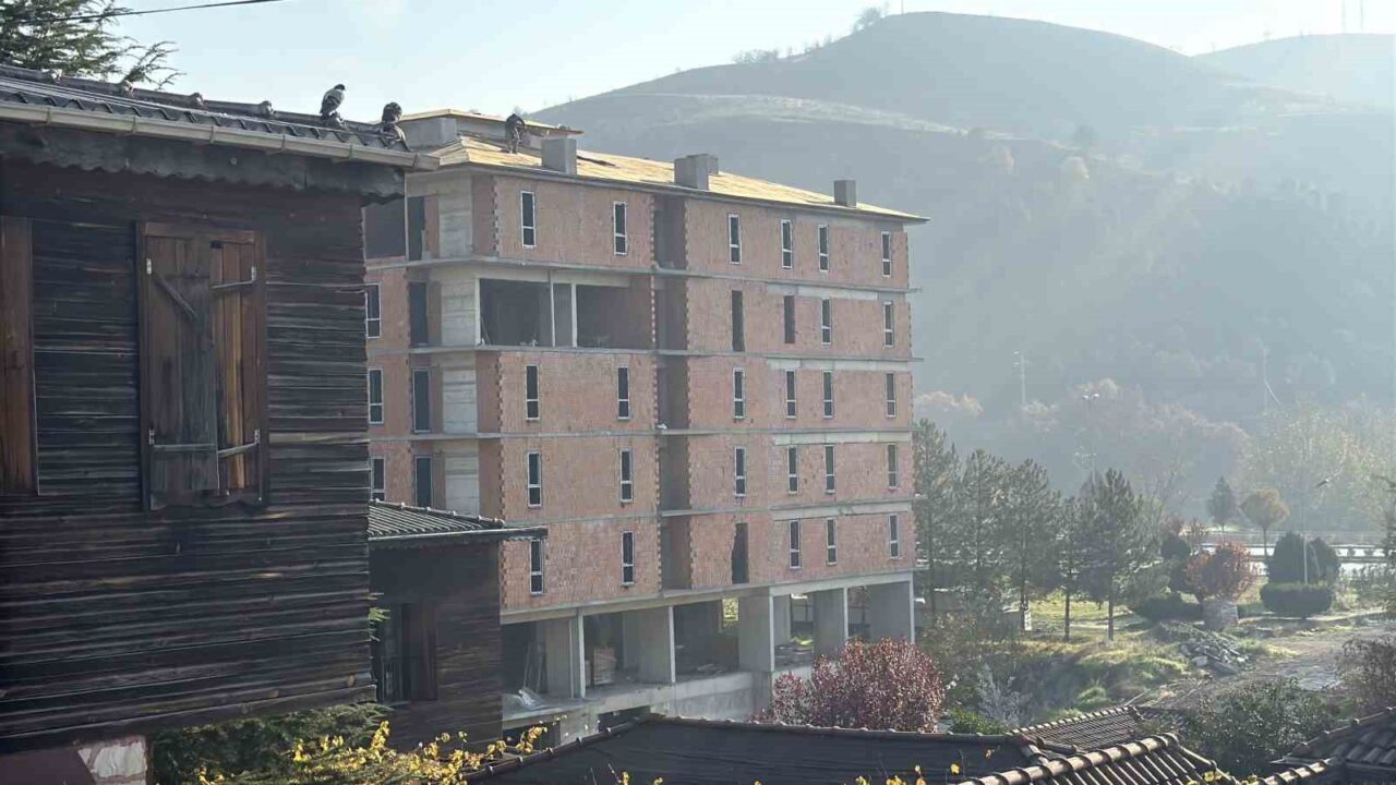 Karabük'teki bir inşaatta, 6 kat yüksekliğindeki çatıda işçilerin güvenlik önlemi