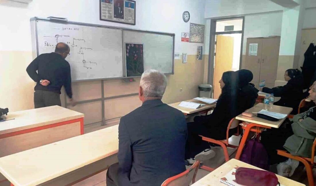 Adıyamanlı İnşaat Ustası Sefer İpek, 24 Kasım Öğretmenler Günü’nde Engelli Öğretmene Yağlıboya Tablolarla Sürpriz Yaptı Adıyaman'da 40 yıllık inşaat ustası Sefer İpek, 24 Kasım Öğretmenler