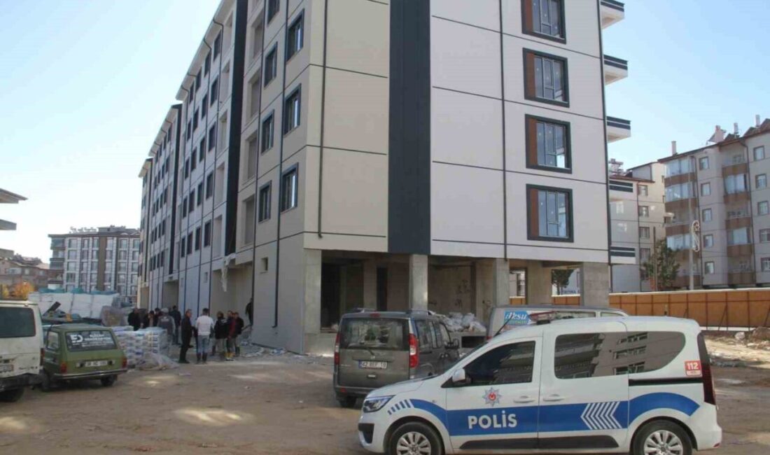 Beyşehir’de İnşaatta Asansör Boşluğuna Düşen Yabancı Uyruklu Kişi Yaralandı Konya'nın Beyşehir ilçesinde bir inşaatta asansör boşluğuna düşen 29 yaşındaki