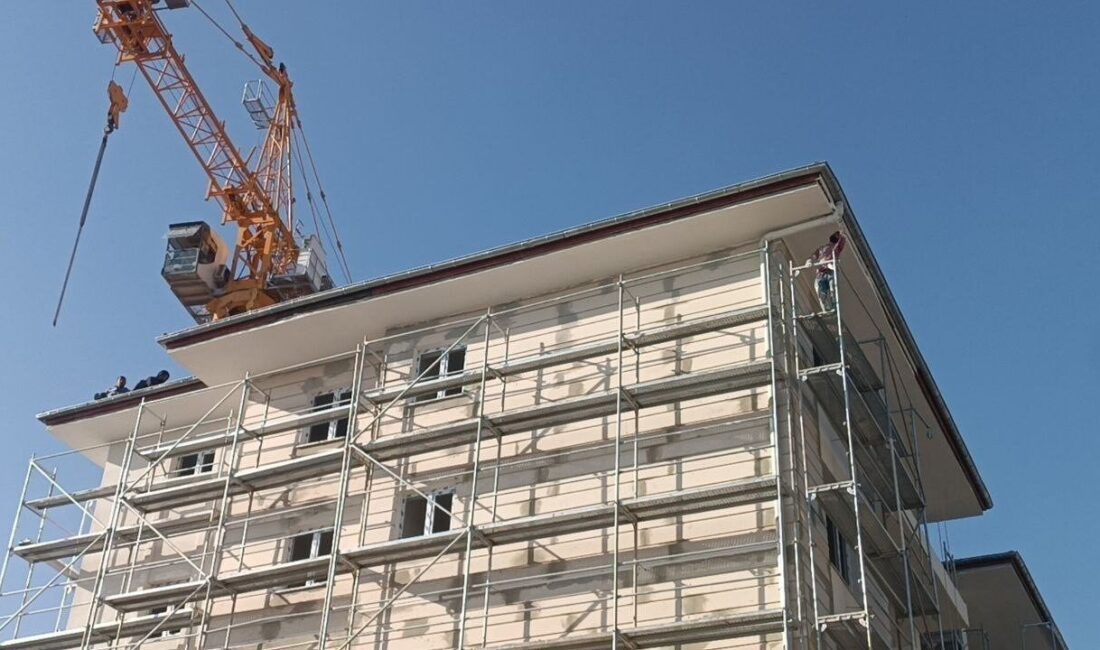 Adıyaman’da Ödemelerini Alamayan İki İnşaat İşçisi, İnşaatın Tepesine Çıkarak İntihar Tehdidinde Bulundu Adıyaman'da, ödemelerini alamadıkları gerekçesiyle bir inşaatın tepesine çıkan iki işçi