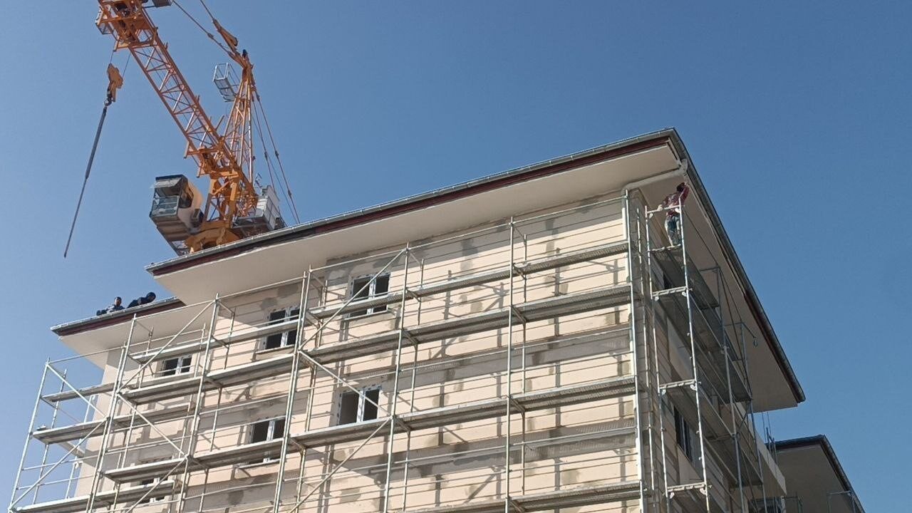 Adıyaman'da, ödemelerini alamadıkları gerekçesiyle bir inşaatın tepesine çıkan iki işçi