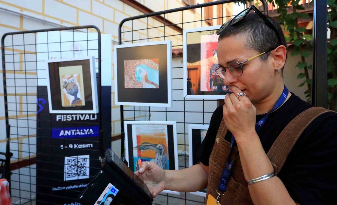 İranlı ressam Mahrokh Fouladian, Antalya Kültür Yolu Festivali'nde sergilenen 150'ye