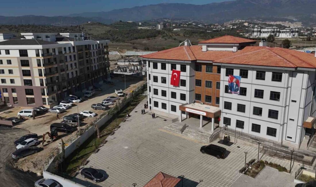 Defne Anadolu Lisesi, Türkiye İş Bankası ve Hatay Valiliği’nin iş birliğiyle açıldı; eğitim çağını yeniden başlatmak hedefleniyor Hatay Valisi Mustafa Masatlı ve İş Bankası Genel Müdürü Hakan