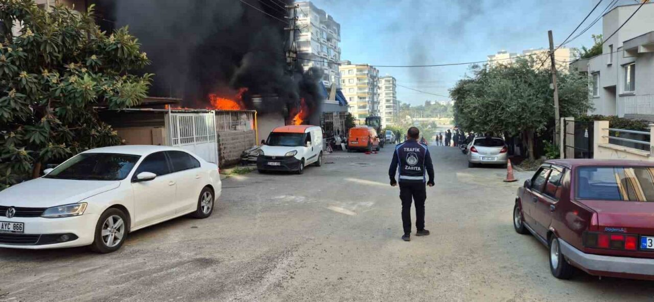 Hatay'da zemin katındaki bir iş yerinde çıkan yangın, üst kattaki