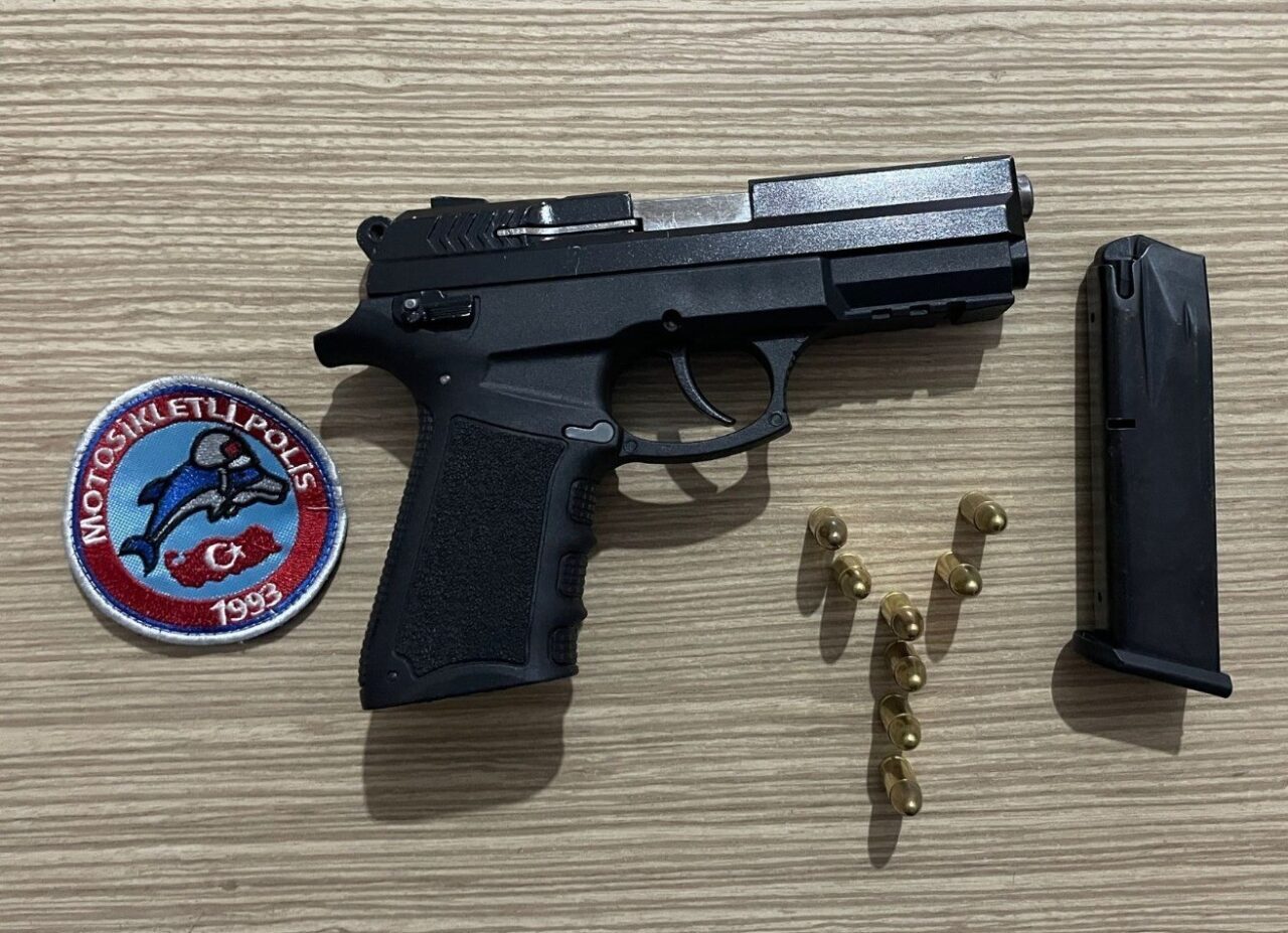 Esenyurt’ta iş yeri saldırısı girişiminde bulunan iki motosikletli şüpheli, polis tarafından gözaltına alındı.