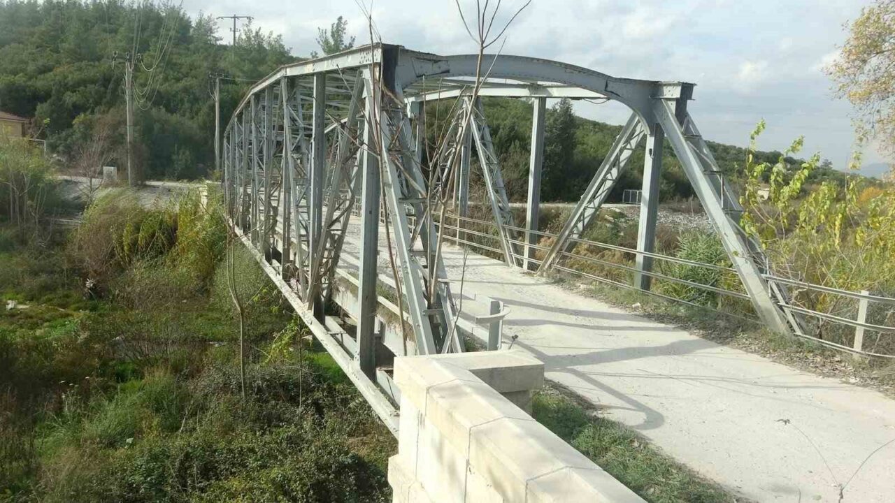 Muğla'nın Yatağan ilçesindeki tarihi köprü, 1919'da İtalyanlar tarafından inşa edilmiş