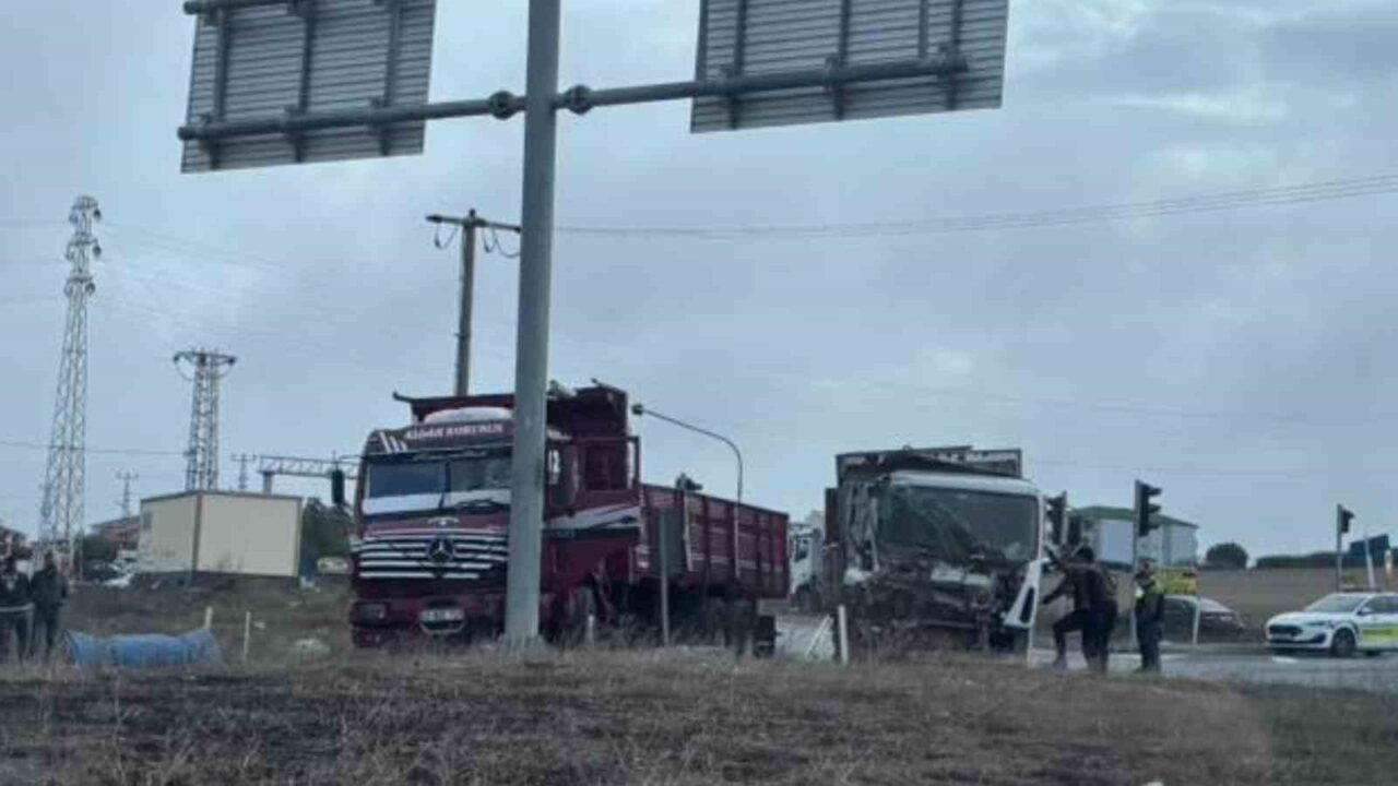 Tekirdağ'ın Saray ilçesinde iki kamyonun çarpışması sonucu iki sürücü yaralandı.