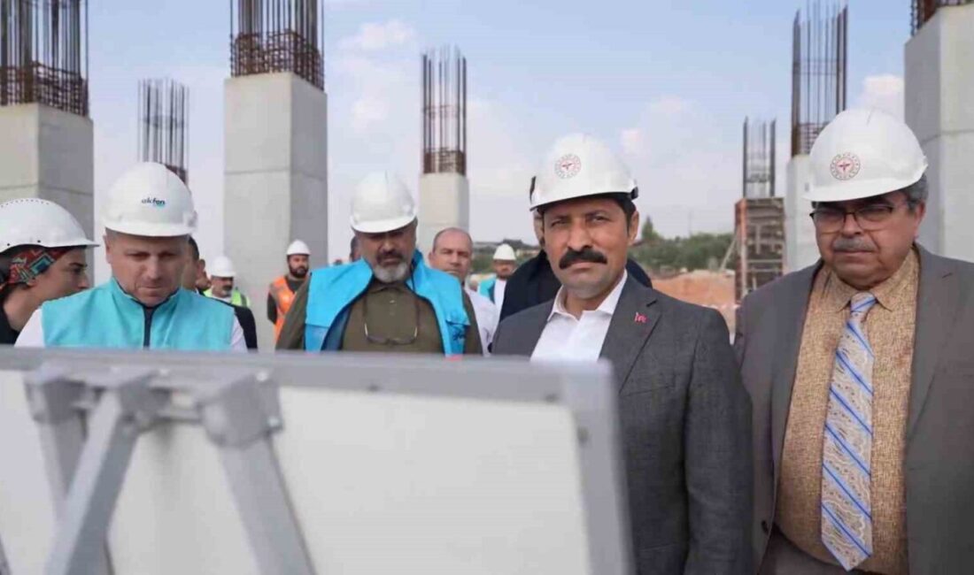 İskenderun'da yapımı devam eden 600 yataklı devlet hastanesini ziyaret eden