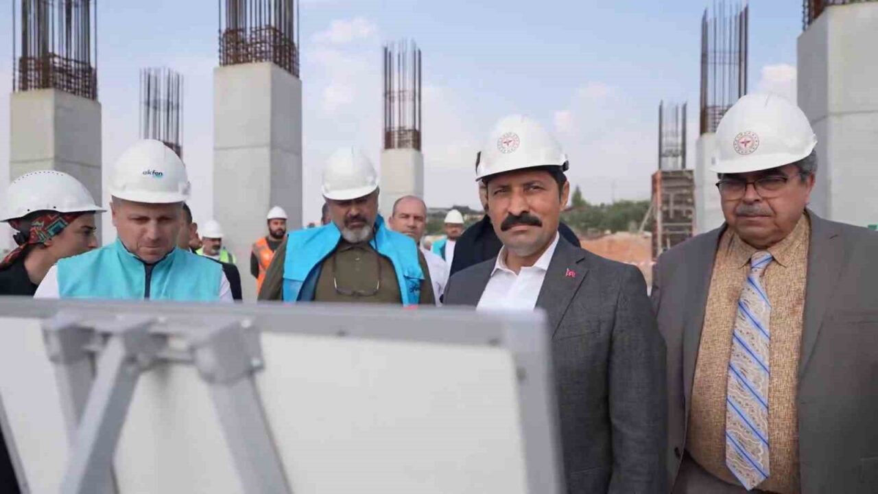 İskenderun'da yapımı devam eden 600 yataklı devlet hastanesini ziyaret eden