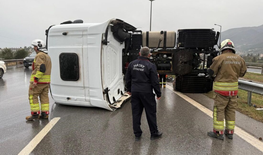 Hatay’da Tır Kontrolden Çıkarak Devrildi, Sürücü Yaralandı Hatay'da, yağmurlu havanın etkisiyle kayganlaşan yolda kontrolden çıkan tır devrildi.
