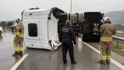 Hatay'da, kaygan zemin nedeniyle kontrolden çıkan bir tır devrildi. Olay,