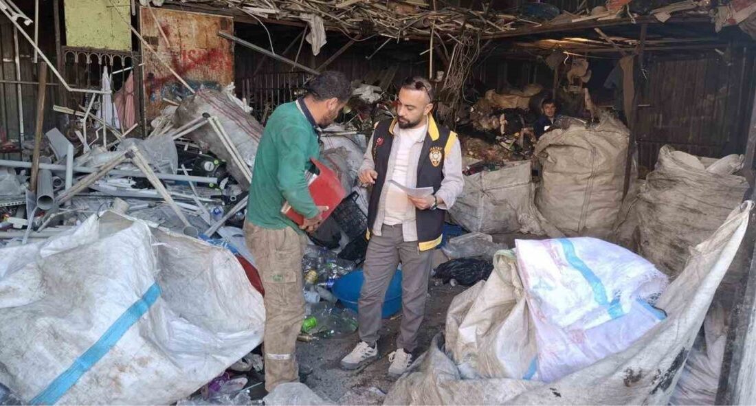 İskenderun'da polis, hurdacılara yönelik denetimlerde 13 iş yeri kontrol etti.