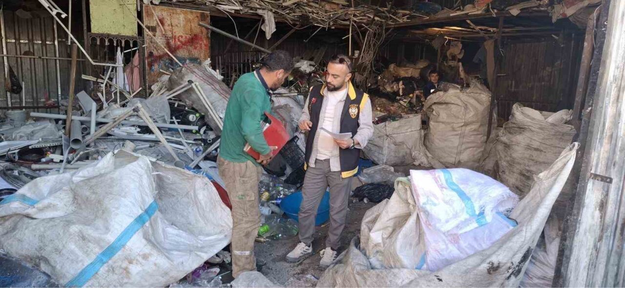 İskenderun'da polis, hurdacılara yönelik denetimlerde 13 iş yeri kontrol etti.