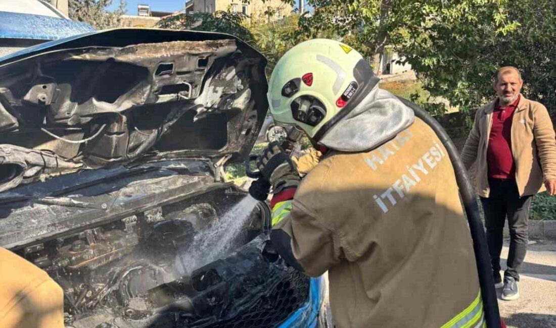 Hatay'ın İskenderun ilçesinde seyir halindeki bir yolcu minibüsünün motor kısmında