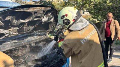 Hatay'ın İskenderun ilçesinde seyir halindeki bir yolcu minibüsünün motor kısmında
