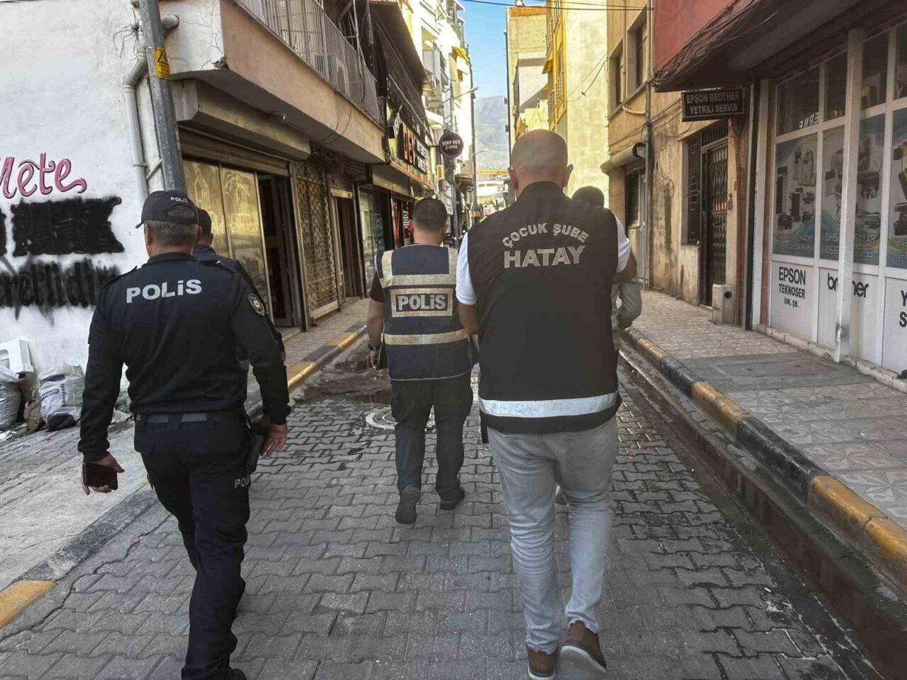 Hatay'ın İskenderun ilçesinde, okul çevrelerindeki asayişi sağlamak amacıyla 15 ekipten