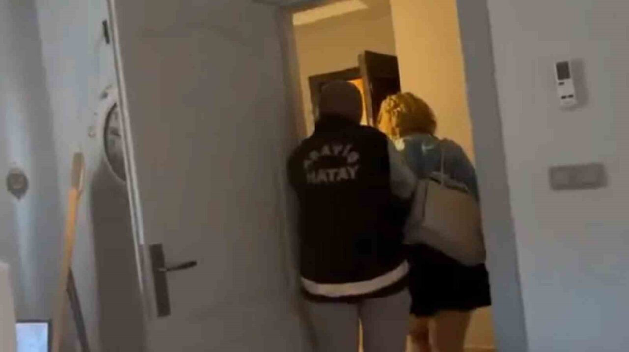 Hatay'ın İskenderun ilçesinde gerçekleştirilen denetimlerde, kaçak olarak çalışan iki yabancı