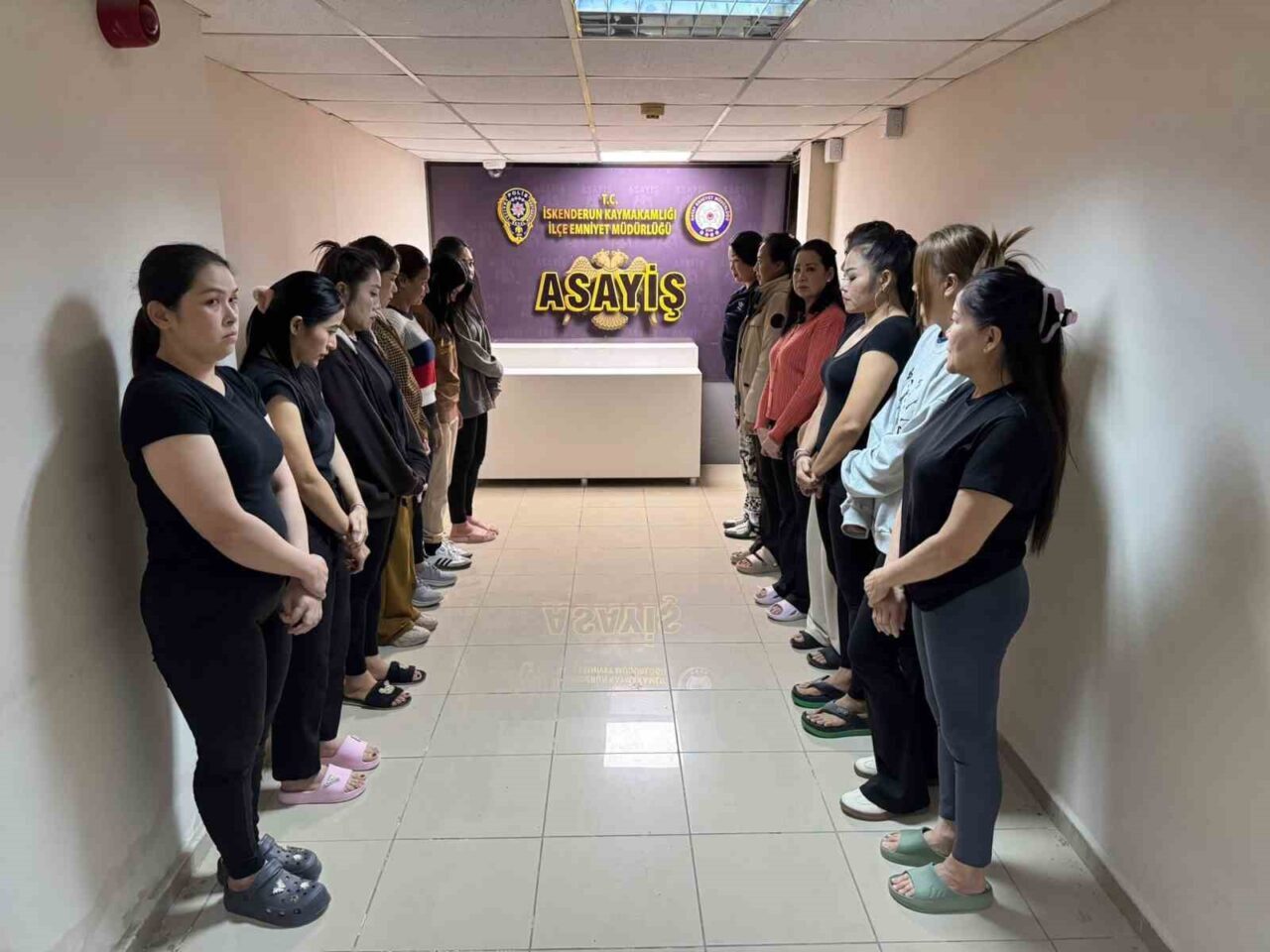 İskenderun'da yapılan denetimlerde, masaj ve SPA salonlarında çalıştırılan 14 yabancı