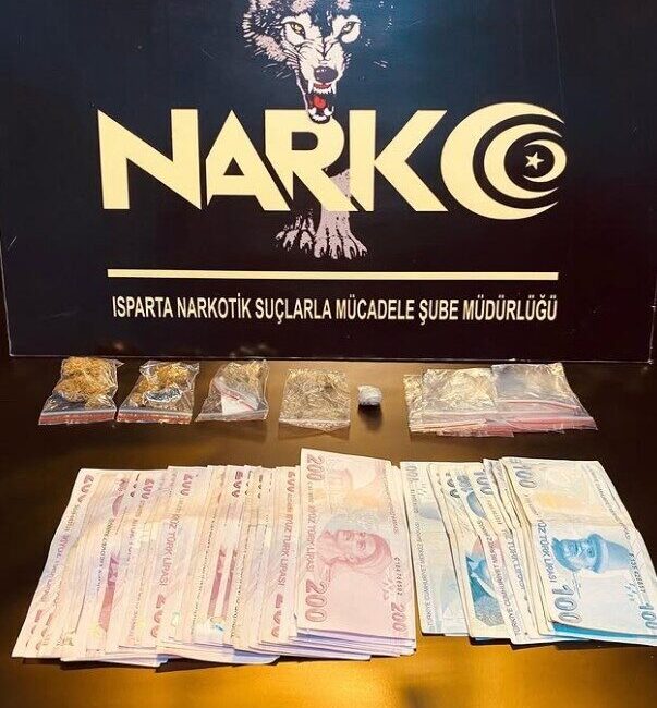 Isparta’da düzenlenen uyuşturucu operasyonunda 6 kişi gözaltına alındı, esrar ve nakit para ele geçirildi. Isparta'da gerçekleştirilen narkotik operasyonunda 9,13 gram paketlenmiş esrar ve 10