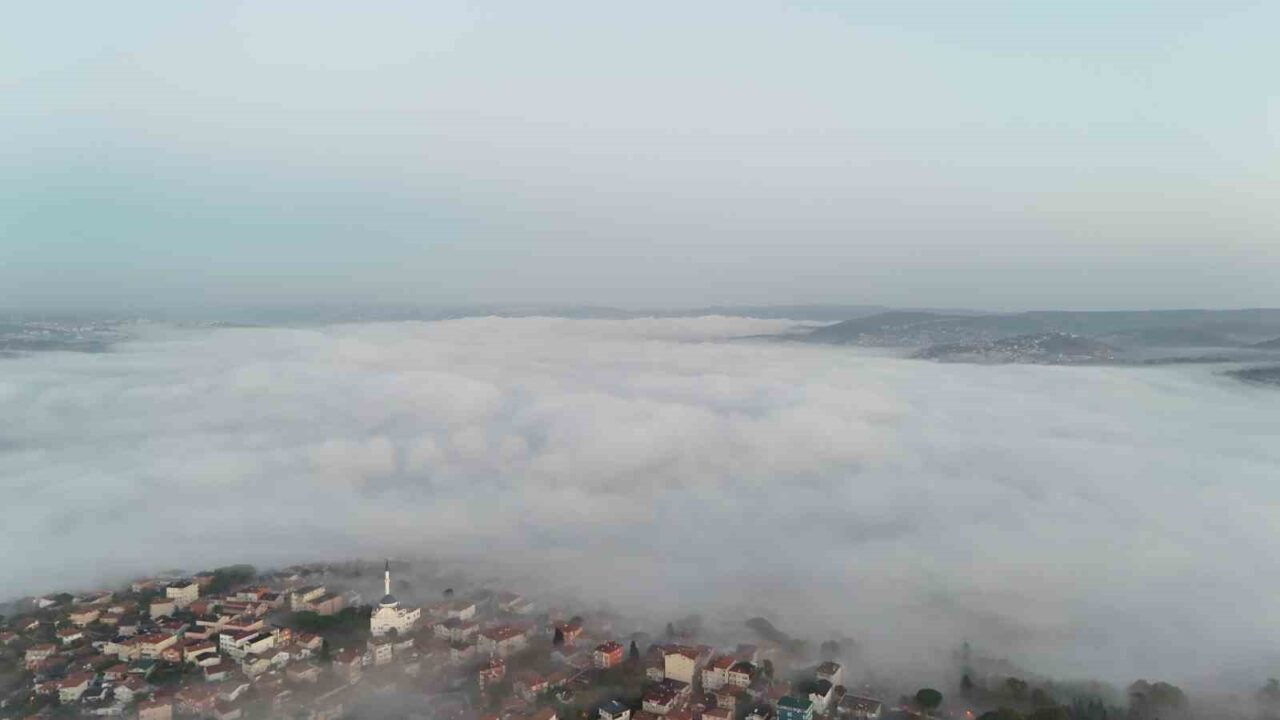 İstanbul Boğazı'nda sabah saatlerinde yoğun sis etkili oldu. Bu durum,