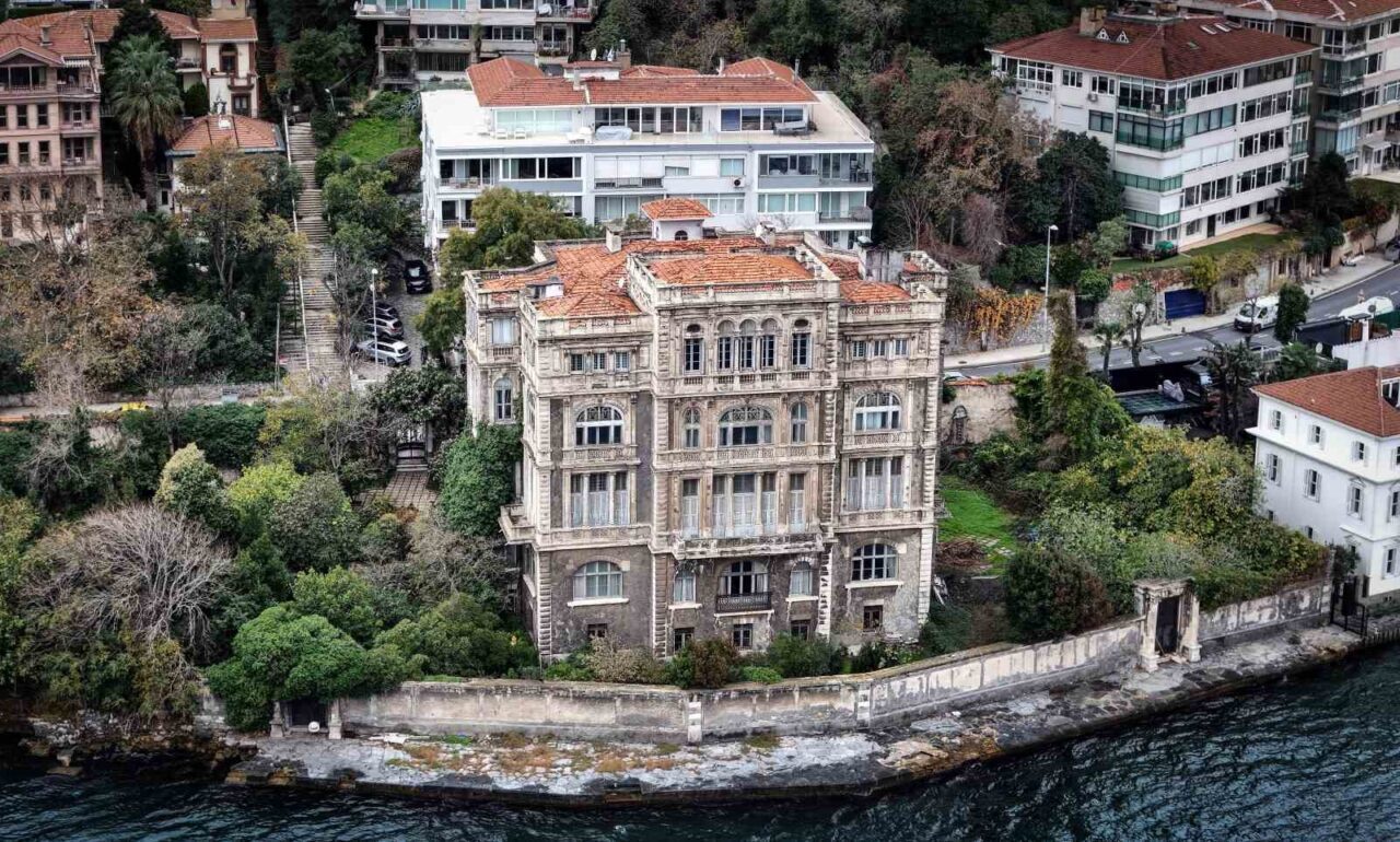 İstanbul Boğazı'ndaki 130 yıllık Zeki Paşa Yalısı, sahipleri tarafından satışa