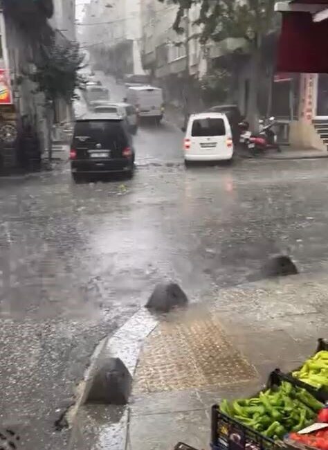İstanbul'un Bağcılar ve Gaziosmanpaşa bölgelerinde ani dolu yağışı, vatandaşları olumsuz