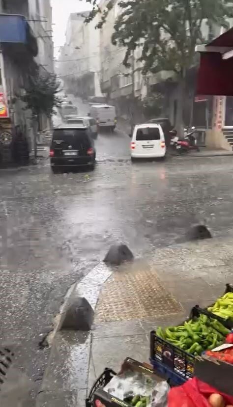 İstanbul'un Bağcılar ve Gaziosmanpaşa bölgelerinde ani dolu yağışı, vatandaşları olumsuz