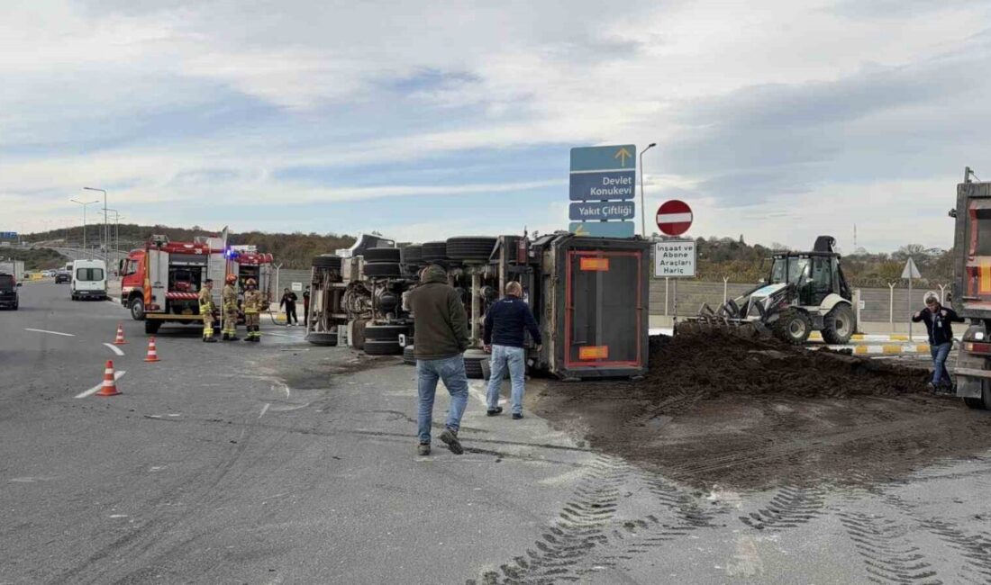 İstanbul Havalimanı’nda Hafriyat Kamyonu Kontrolden Çıktı, Sürücü Yaralandı ve Gübre Yola Döküldü İstanbul Havalimanı yolunda, gübre yüklü bir hafriyat kamyonu kavşakta devrildi.