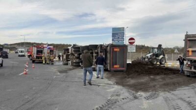 İstanbul Havalimanı yolunda, gübre yüklü bir hafriyat kamyonu kavşakta devrildi.