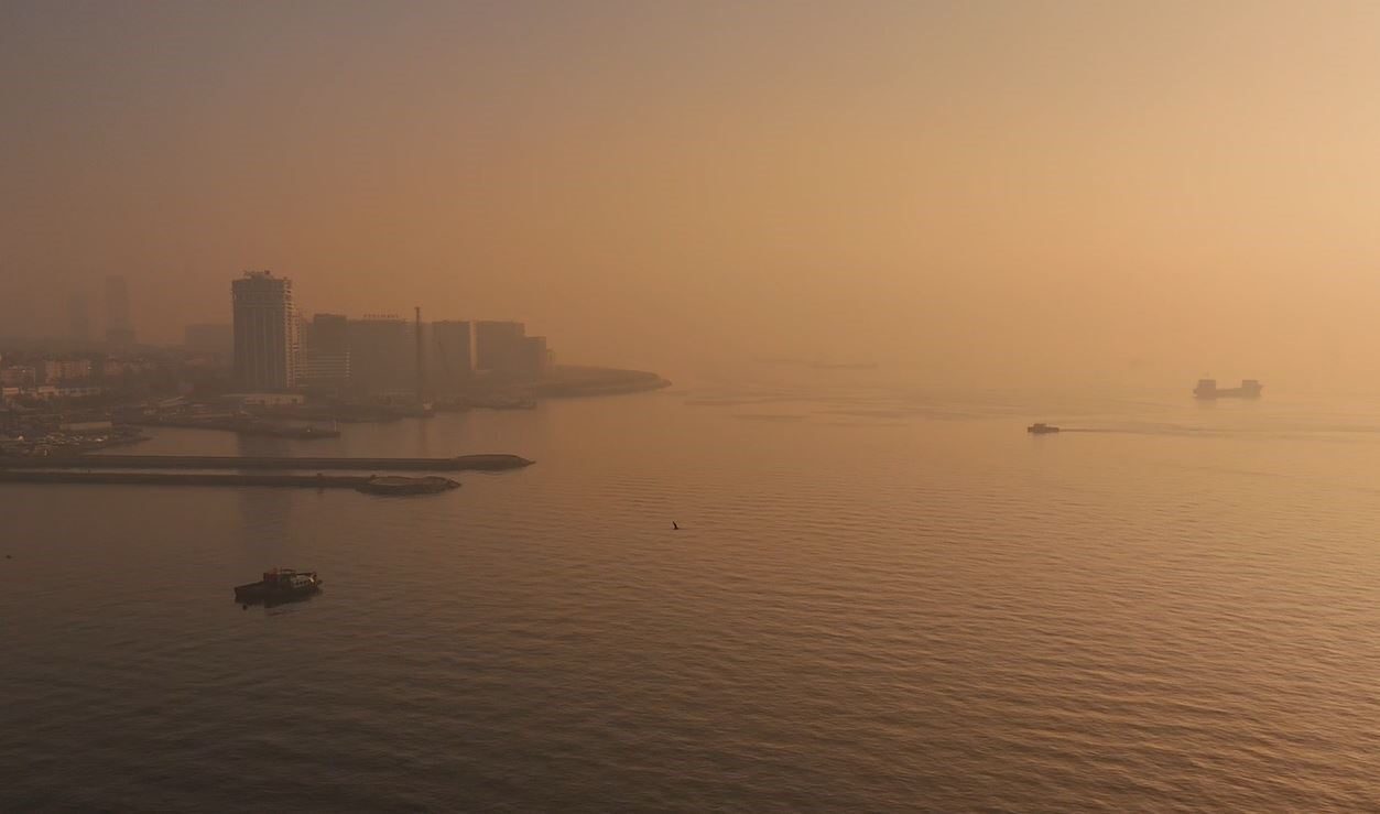 İstanbul, sabah saatlerinde yoğun sisin etkisiyle sahil kesimlerinde eşsiz görüntüler