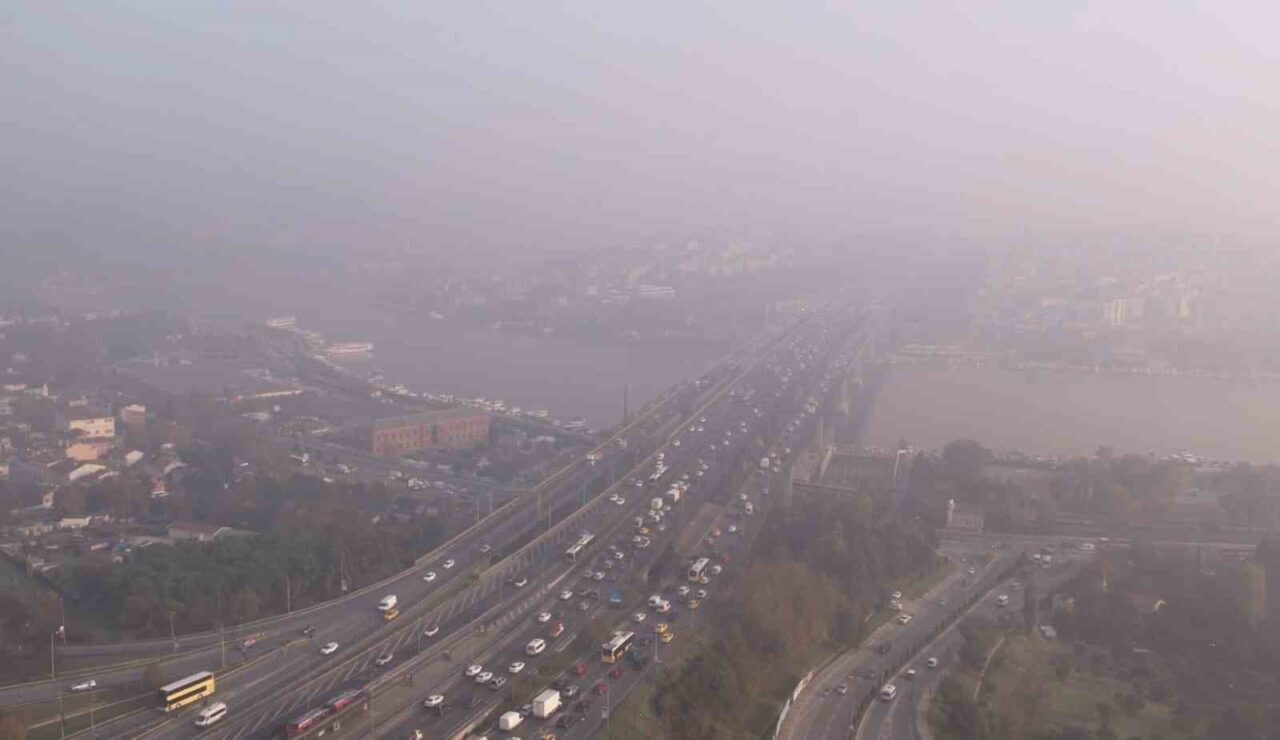 İstanbul'da sabah saatlerinden itibaren belirgin olan sis, özellikle Haliç çevresinde