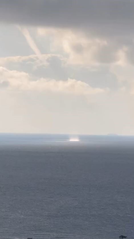 Büyükçekmece'de denizde oluşan hortum, vatandaşlar tarafından cep telefonlarıyla görüntülendi. Meteoroloji