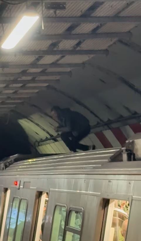 İstanbul'da bir vatandaş, Yenikapı-Seyrantepe-Hacıosman Metro Hattı'nda durakta bekleyen metronun üzerine