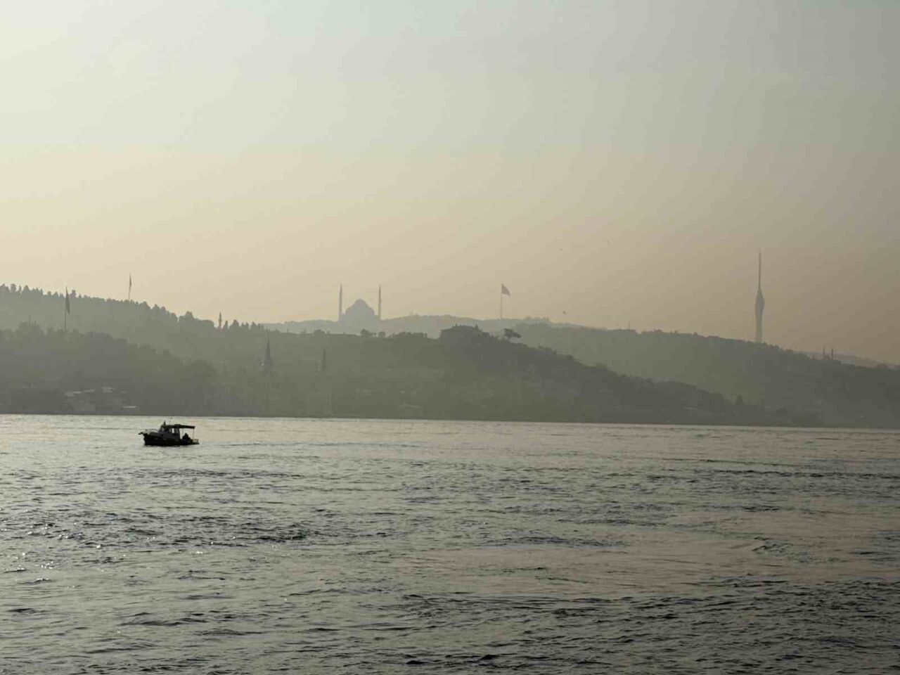 İstanbul, sabah saatlerinden itibaren yoğun sisle kaplandı. Özellikle Boğaz çevresinde