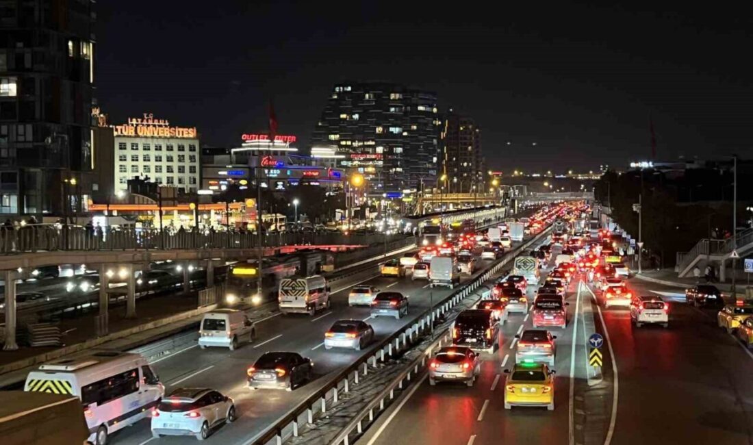 İstanbul’da akşam iş çıkışında trafik yoğunluğu rekor seviyeye ulaştı. İstanbul'da akşam iş çıkış saatlerinde trafik yoğunluğu yüzde 83 seviyesine