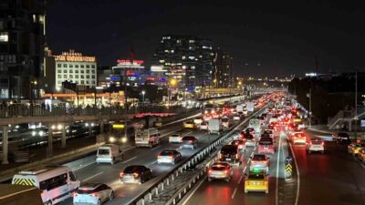 İstanbul'da akşam iş çıkış saatlerinde trafik yoğunluğu yüzde 83 seviyesine