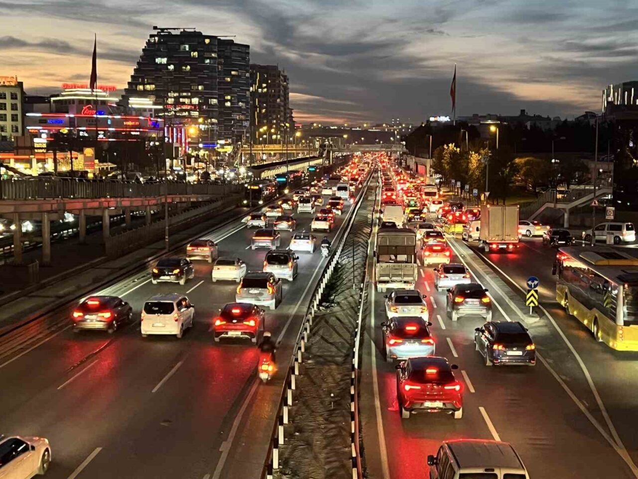İstanbul'da akşam saatlerinde trafik yoğunluğu yüzde 85'e çıkarak büyük bir