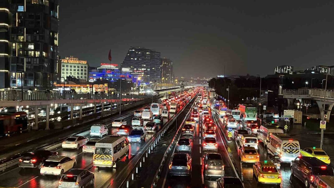 İstanbul'da akşam saatlerinde, özellikle iş çıkışı sonrası trafik yoğunluğu yağmurun