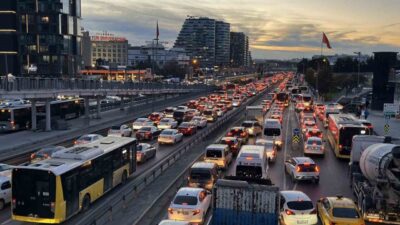 İstanbul'da akşam iş çıkış saatlerinde trafik yoğunluğu yüzde 89'a yükseldi.