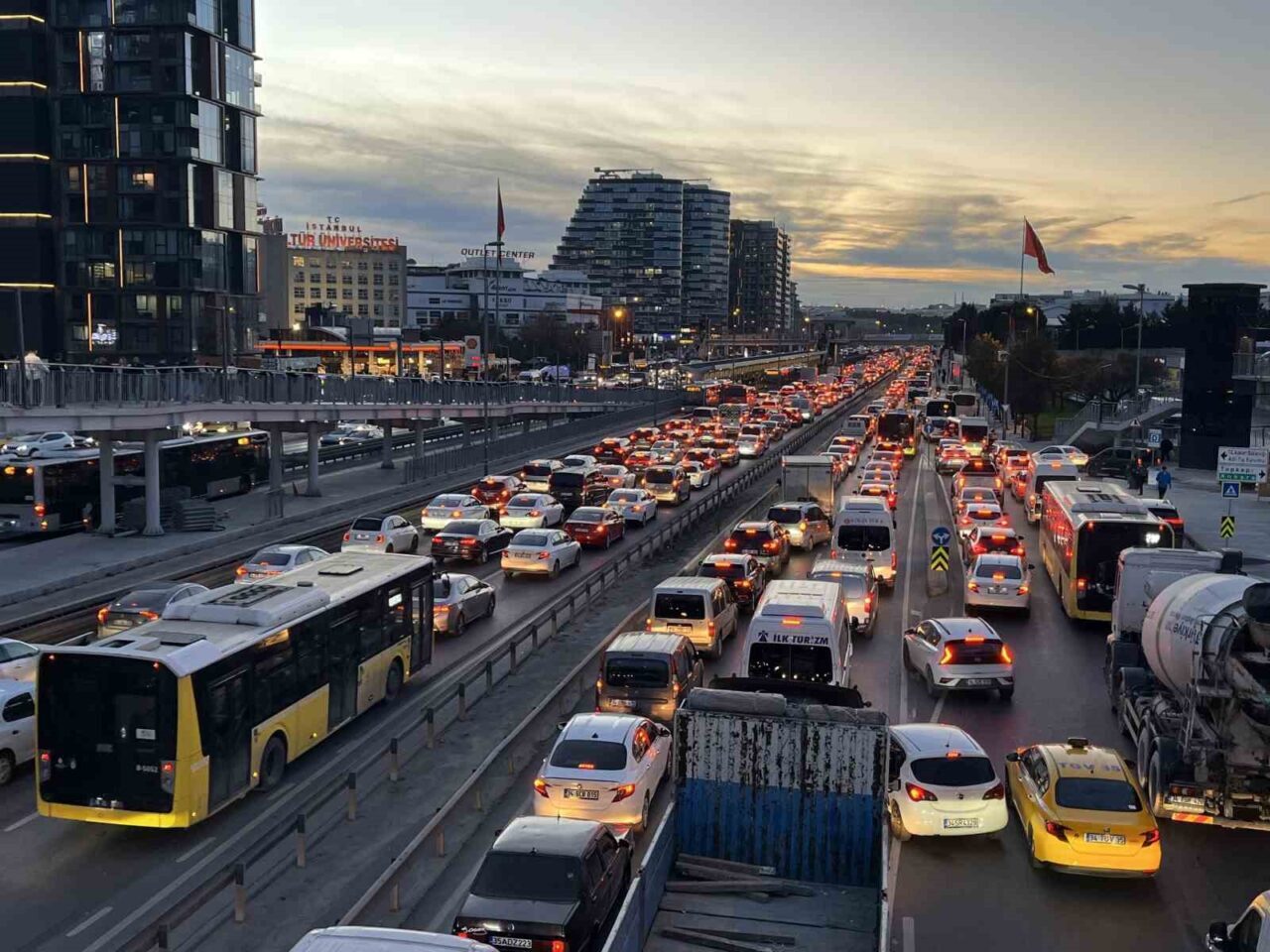 İstanbul'da akşam iş çıkış saatlerinde trafik yoğunluğu yüzde 89'a yükseldi.