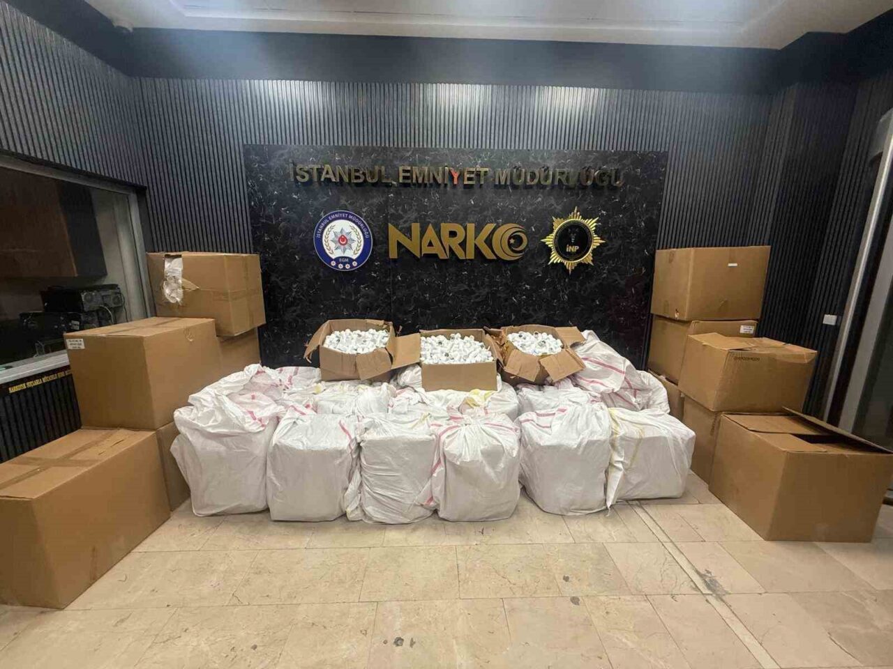 Zeytinburnu’nda Narkotik Ekiplerinin Operasyonu: 577 Bin Sentetik Ecza Hapı Ele Geçirildi