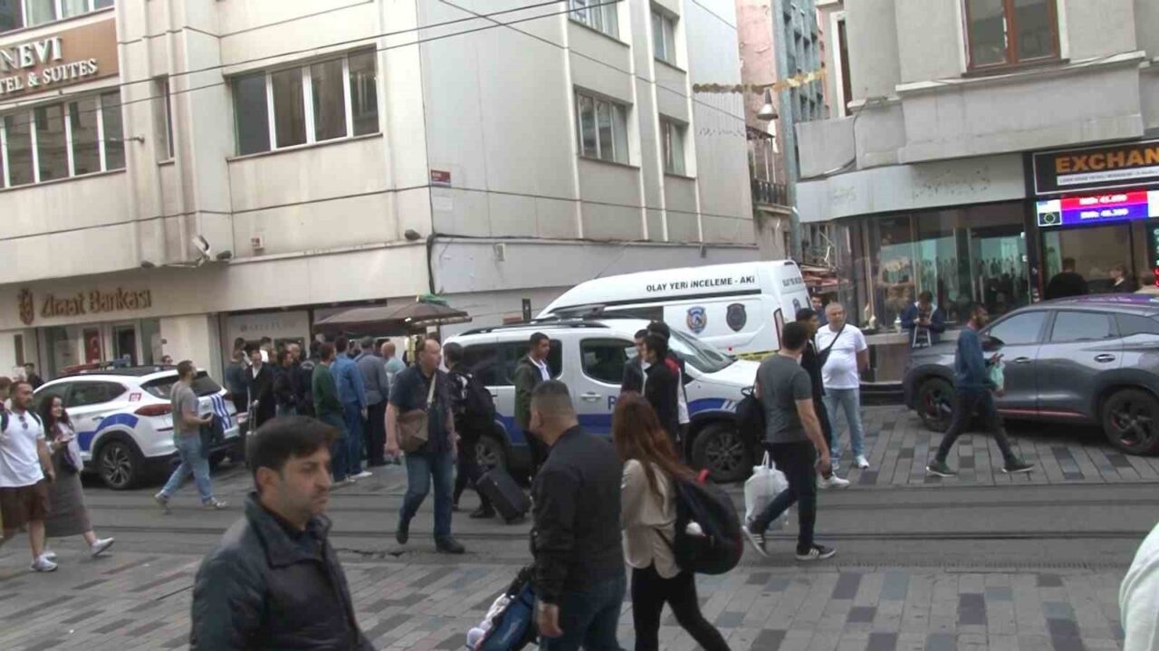 Beyoğlu'nda İstiklal Caddesi'nde iki esnaf arasında çıkan bir tartışma, silahlı